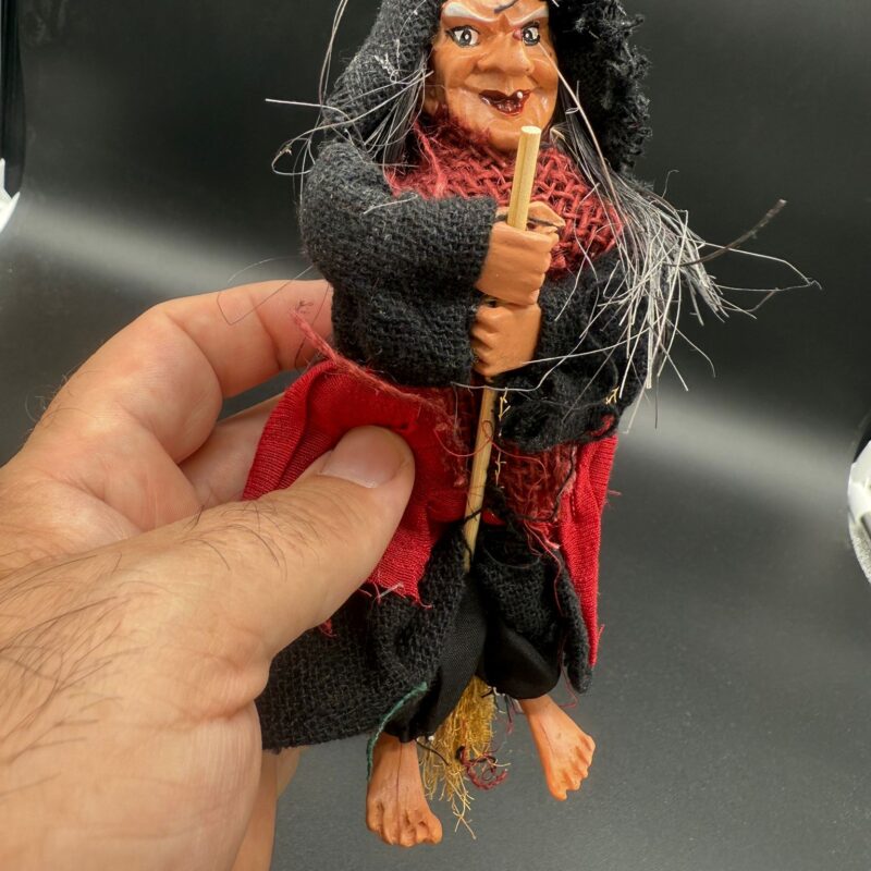 Colgador Brujita en Escoba (Negro)