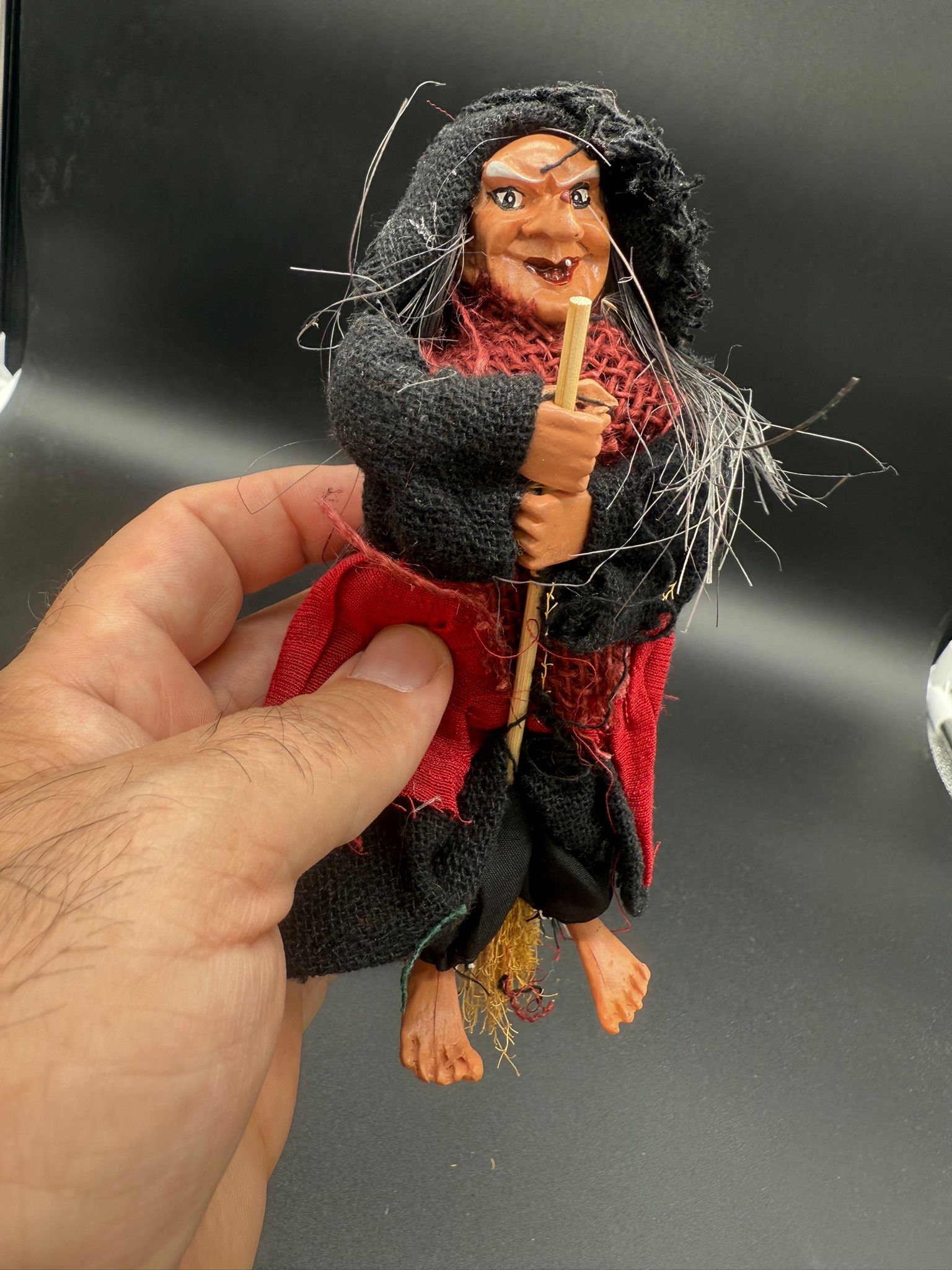 Colgador Brujita en Escoba (Negro)