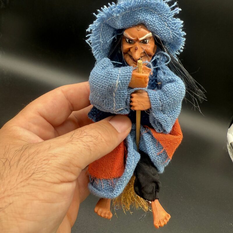 Colgador Brujita en Escoba (Azul)