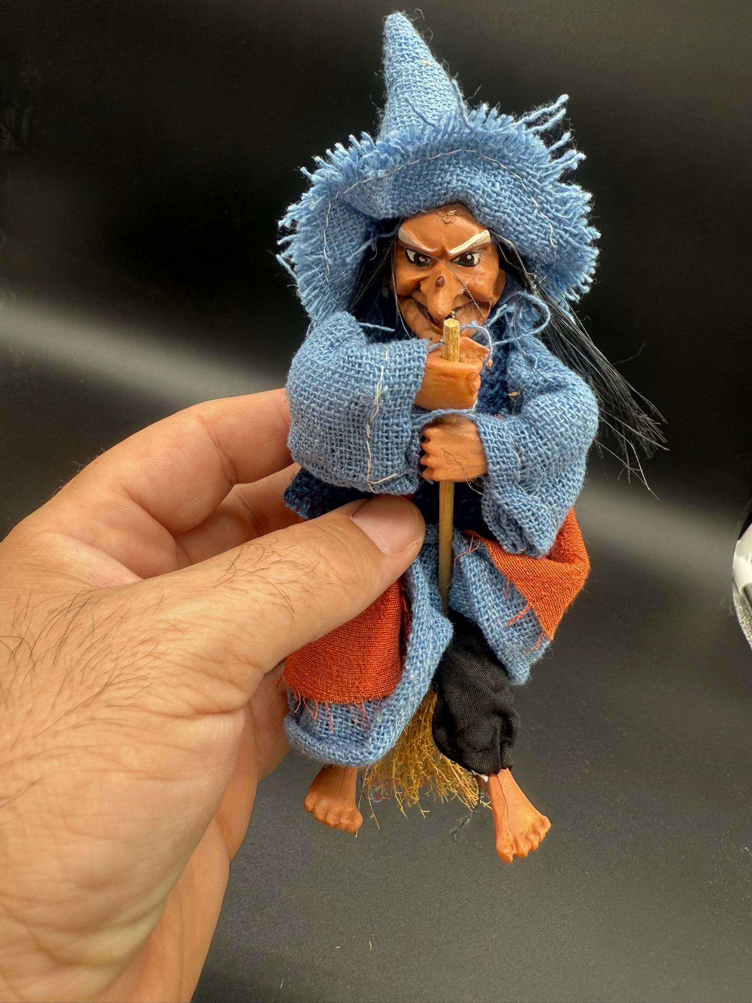 Colgador Brujita en Escoba (Azul)