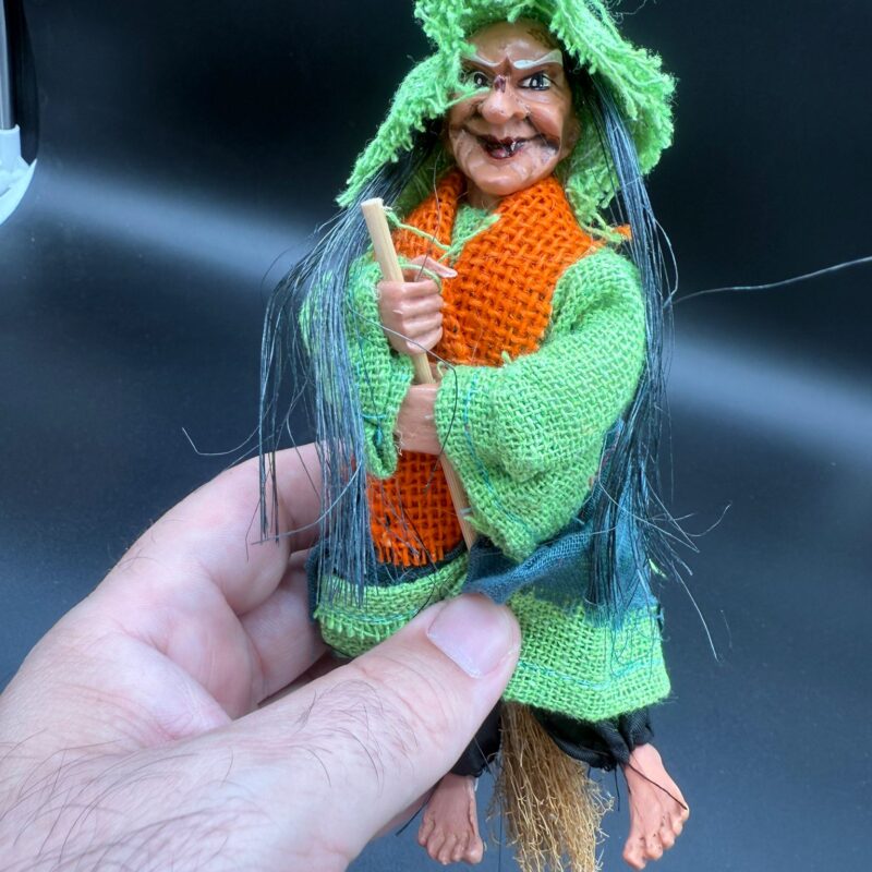 Colgador Brujita en Escoba (Verde)