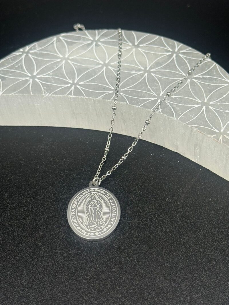 Colgante De Nuestra Señora De Guadalupe  en Acero Plateado