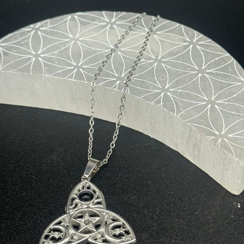 Colgante de Triqueta con Sol, Lunas y Onix