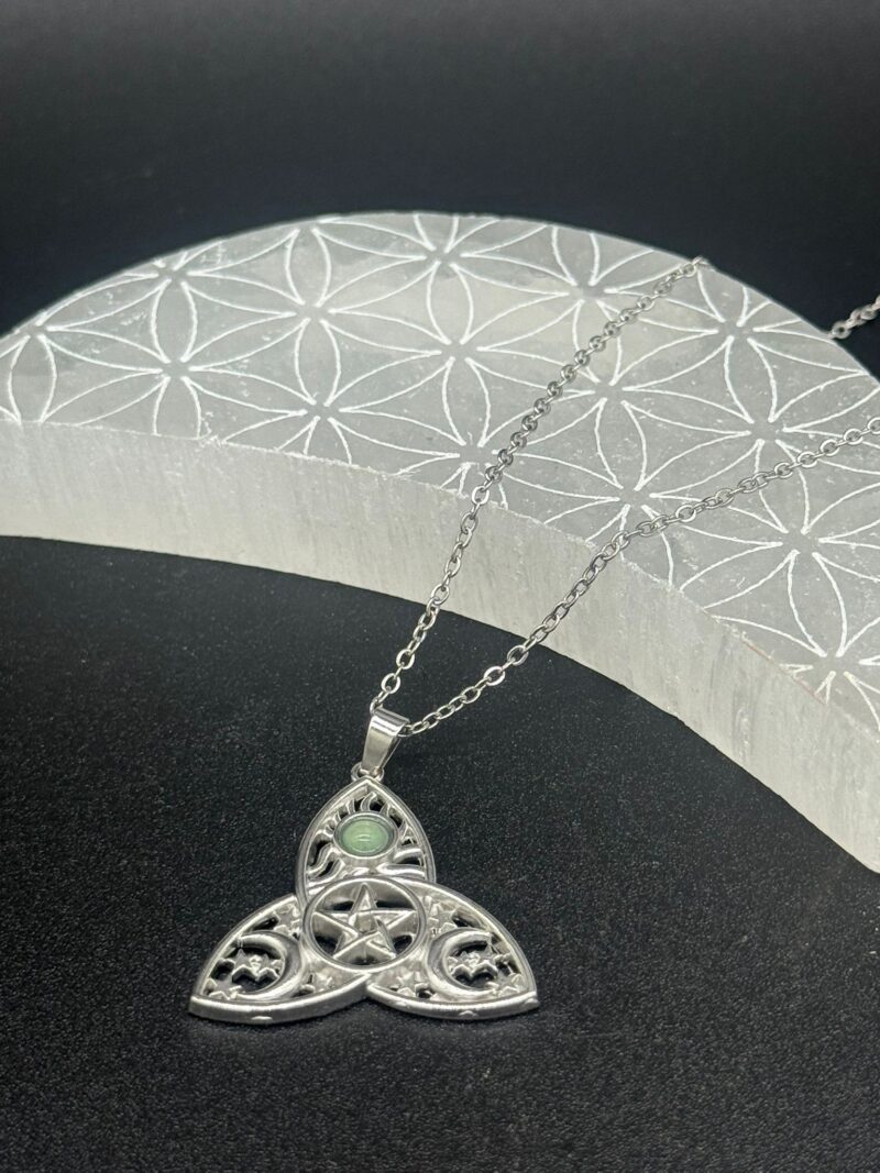 Colgante de Triqueta con Sol, Lunas y Aventurina Verde