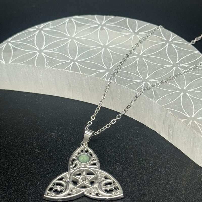 Colgante de Triqueta con Sol, Lunas y Aventurina Verde