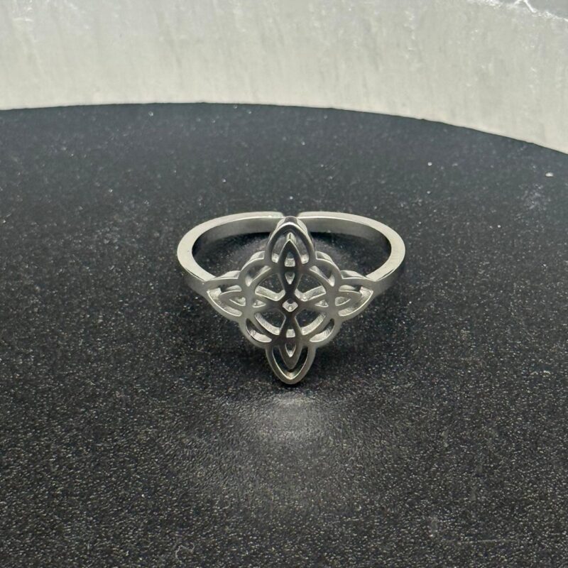 Anillo Nudo de Bruja en Acero Plateado (mod 3)