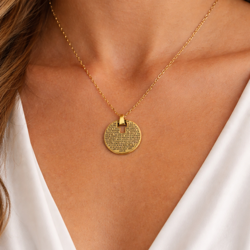 Colgante Dorado Medalla Redonda con Cruz y Oración Padre Nuestro - Acero Inoxidable