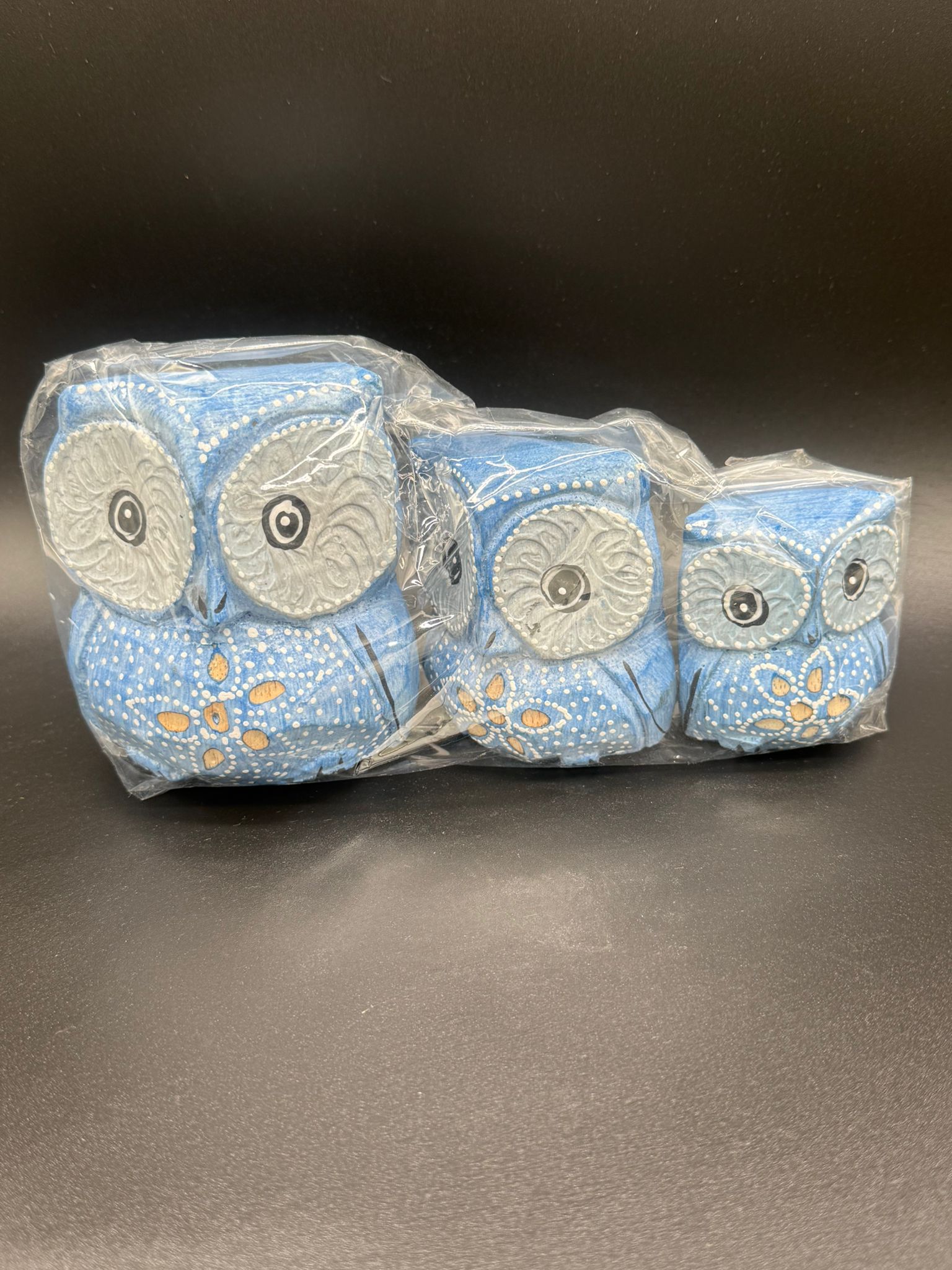 Trio de Búhos de la Suerte en Madera Azul