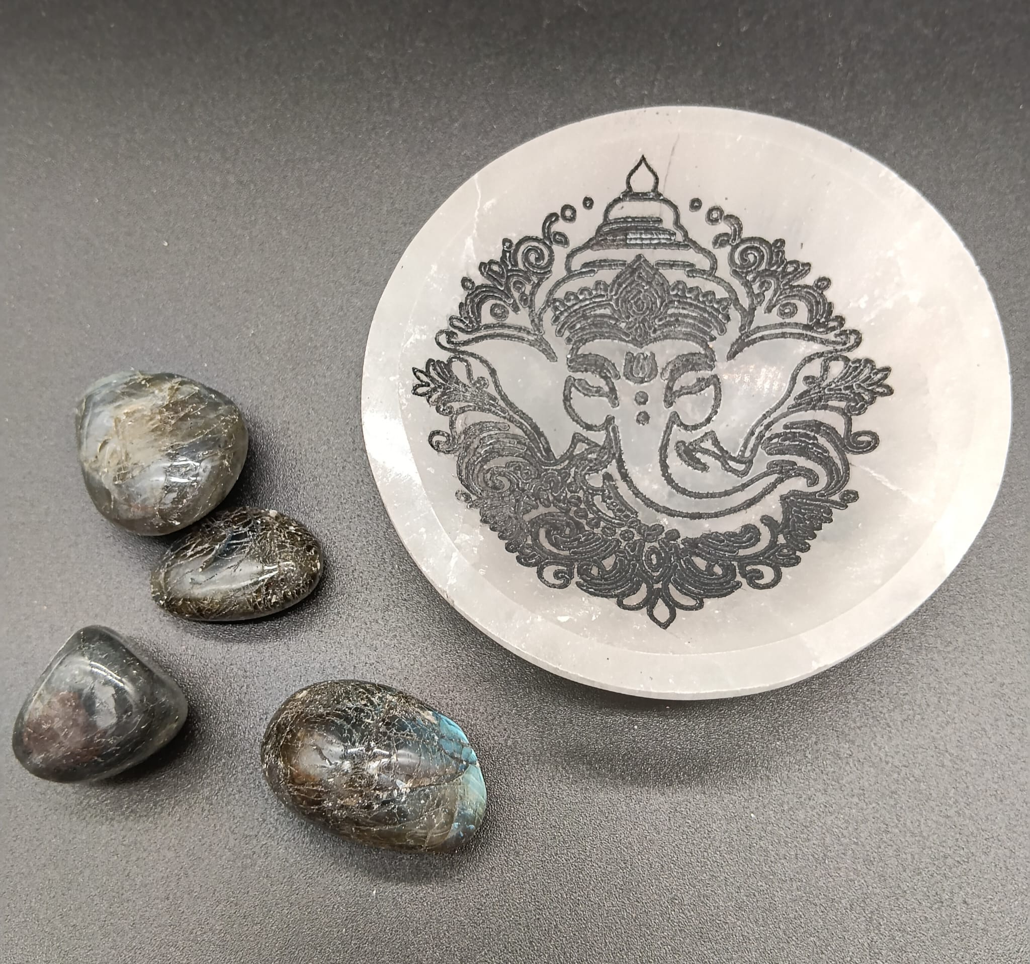 Cuenco Selenita Ganesha Oscura (10cm)