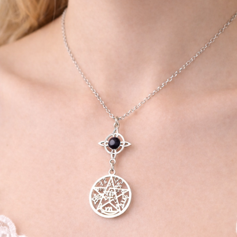 Colgante Doble Protección Acero con Ónix en Nudo de Bruja