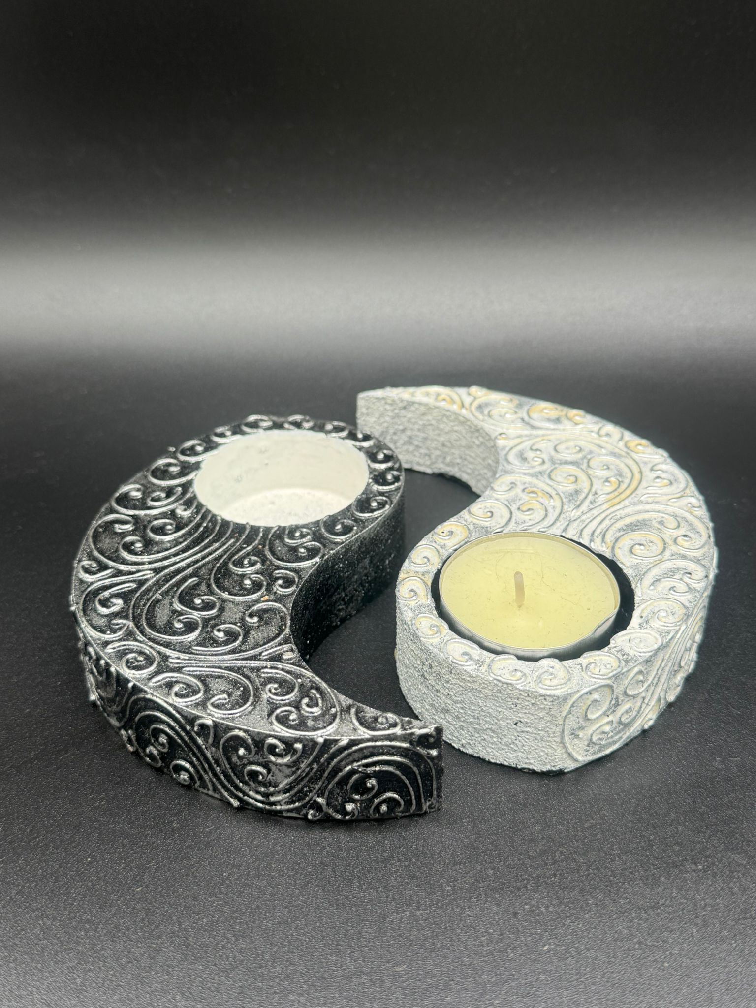 Porta Velas Yin Yang -Blanco y Negro con Detalles Plateados