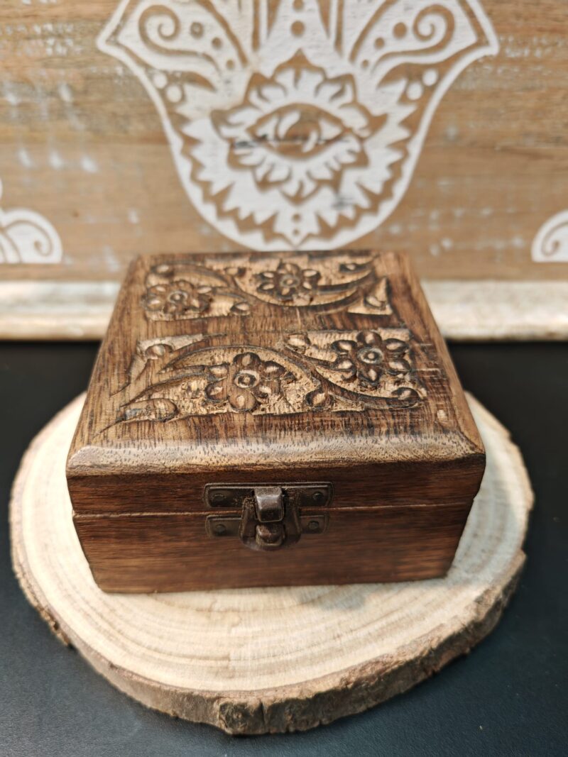 Caja de Madera 10x10x5.8cm Modelo aleatorio