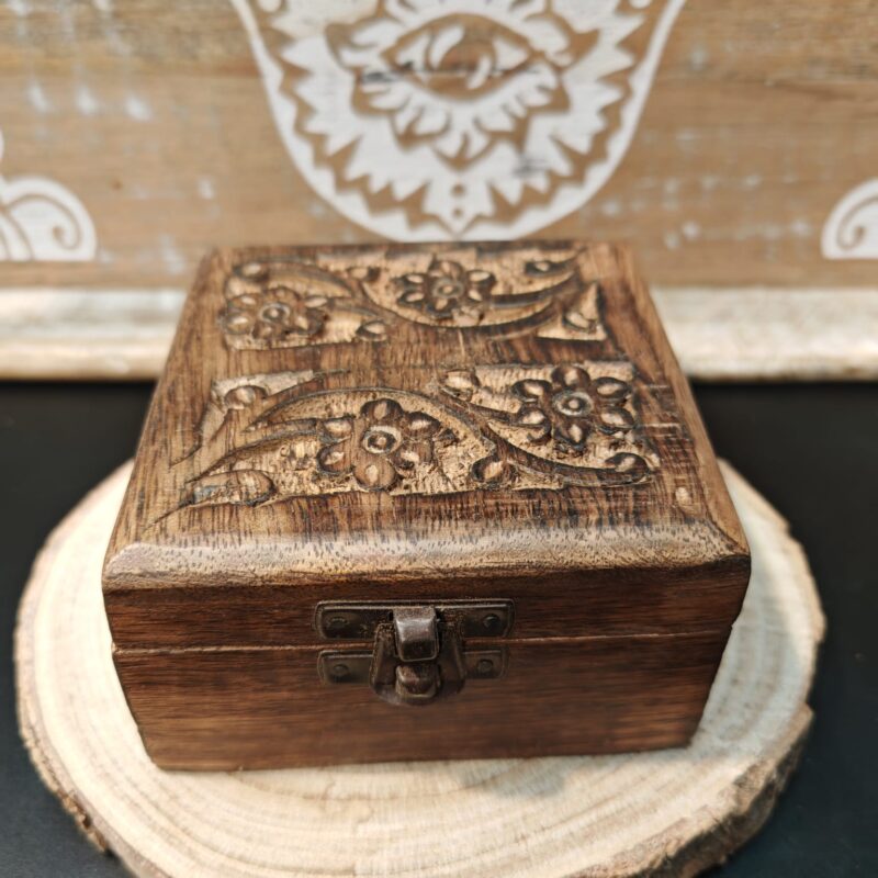 Caja de Madera 10x10x5.8cm Modelo aleatorio