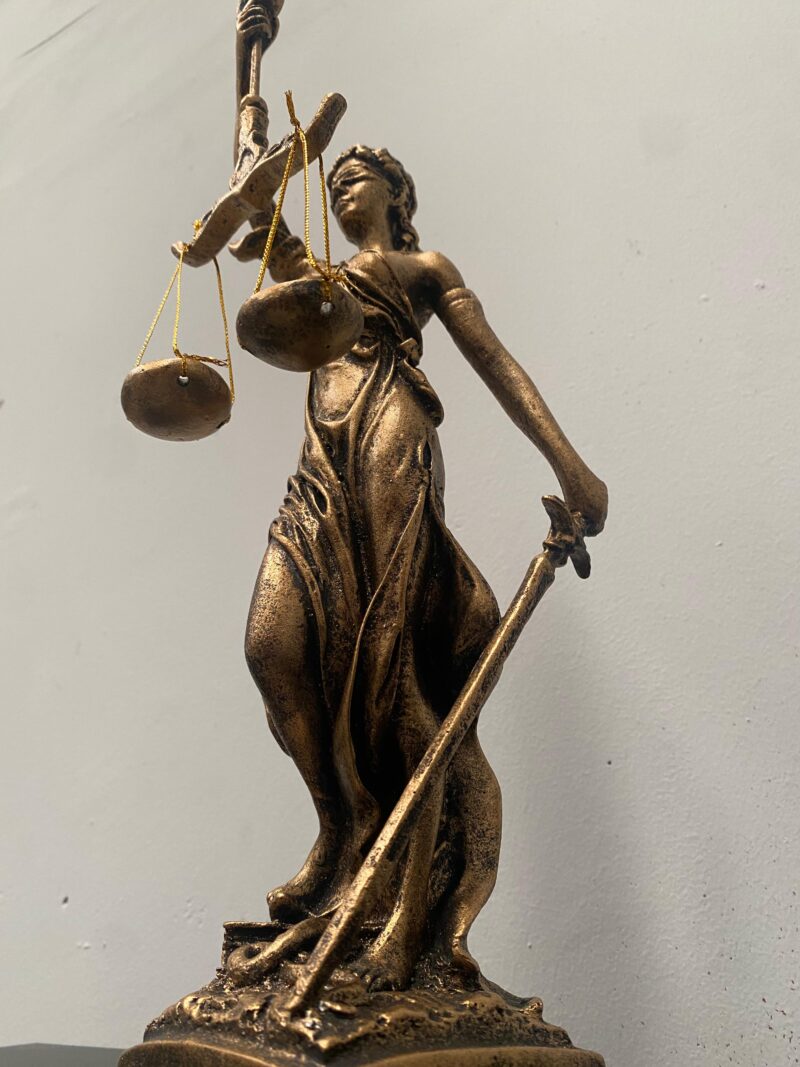 Diosa de la Justicia 32 cm Dorada - Imagen 3