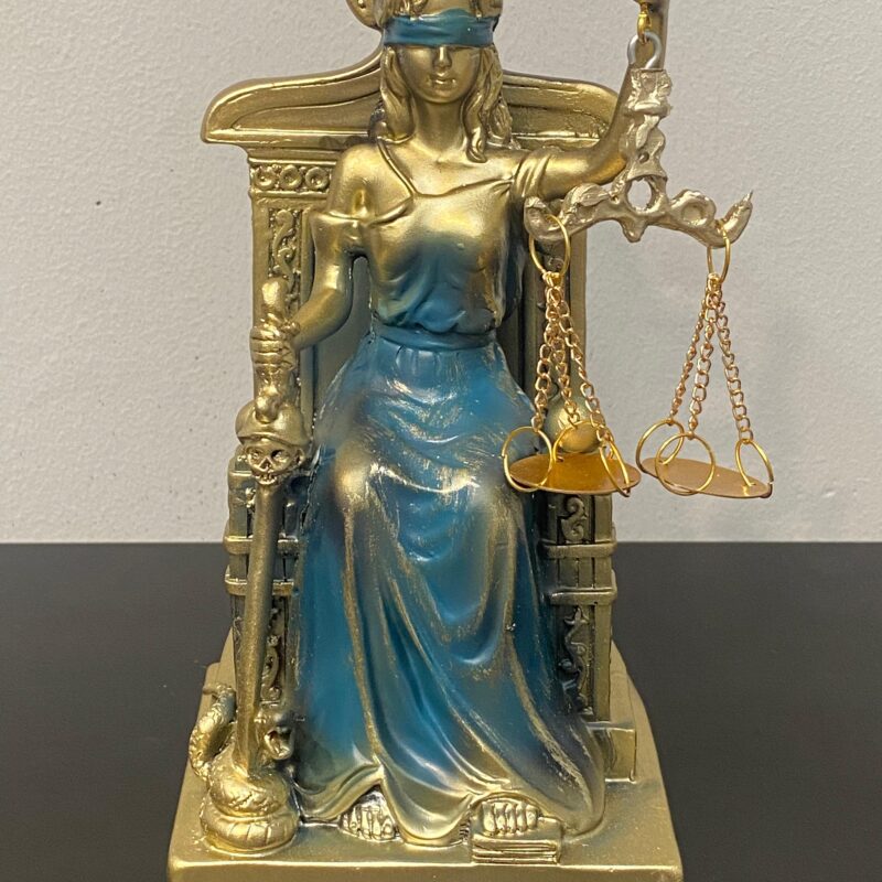 Diosa de la Justicia Sentada 19 cm Azul