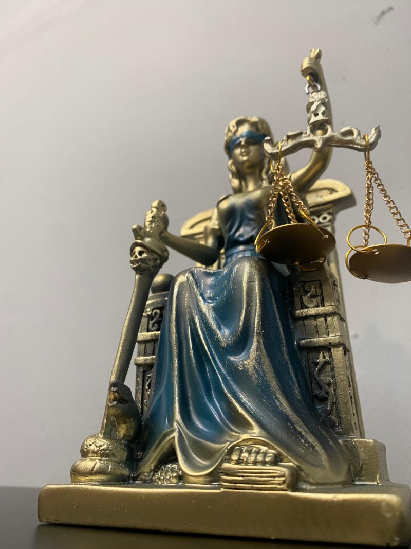 Diosa de la Justicia Sentada 19 cm Azul - Imagen 3