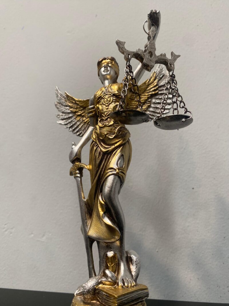 Diosa de la Justicia Alas Pequeña 19cm Dorada - Imagen 3