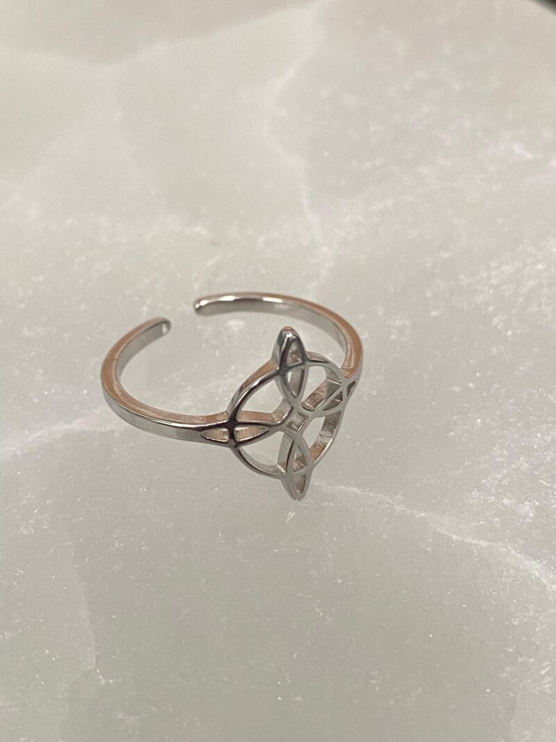 Anillo Ajustable Nudo de Bruja Acero Inoxidable Color Plata Modelo 1