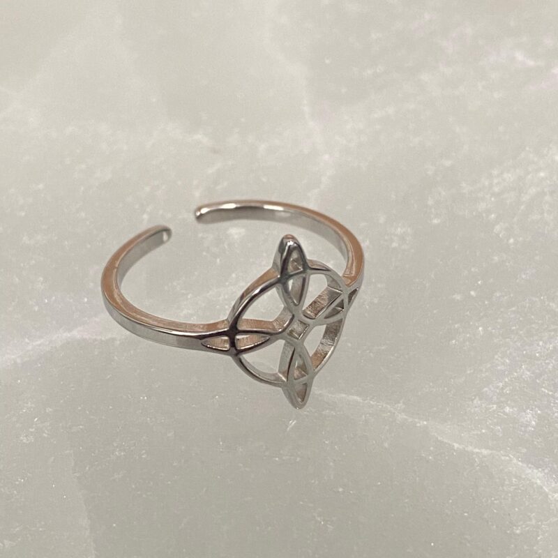 Anillo Ajustable Nudo de Bruja Acero Inoxidable Color Plata Modelo 1