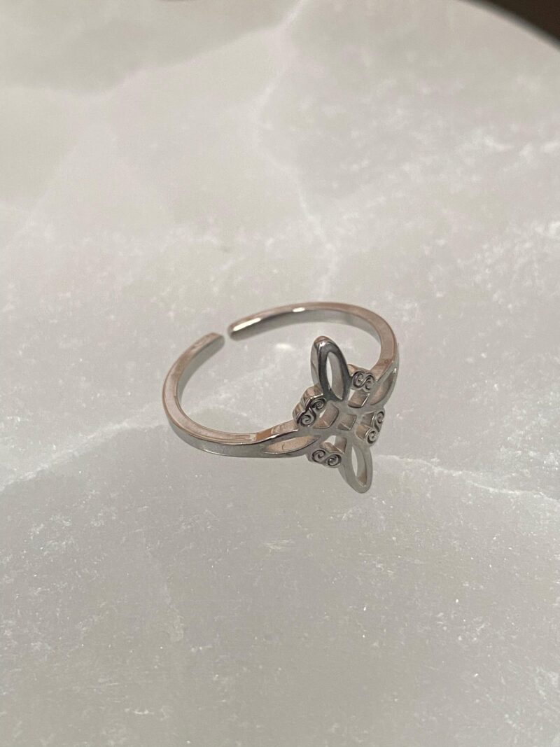 Anillo Ajustable Nudo de Bruja Acero Inoxidable Color Plata Modelo 2