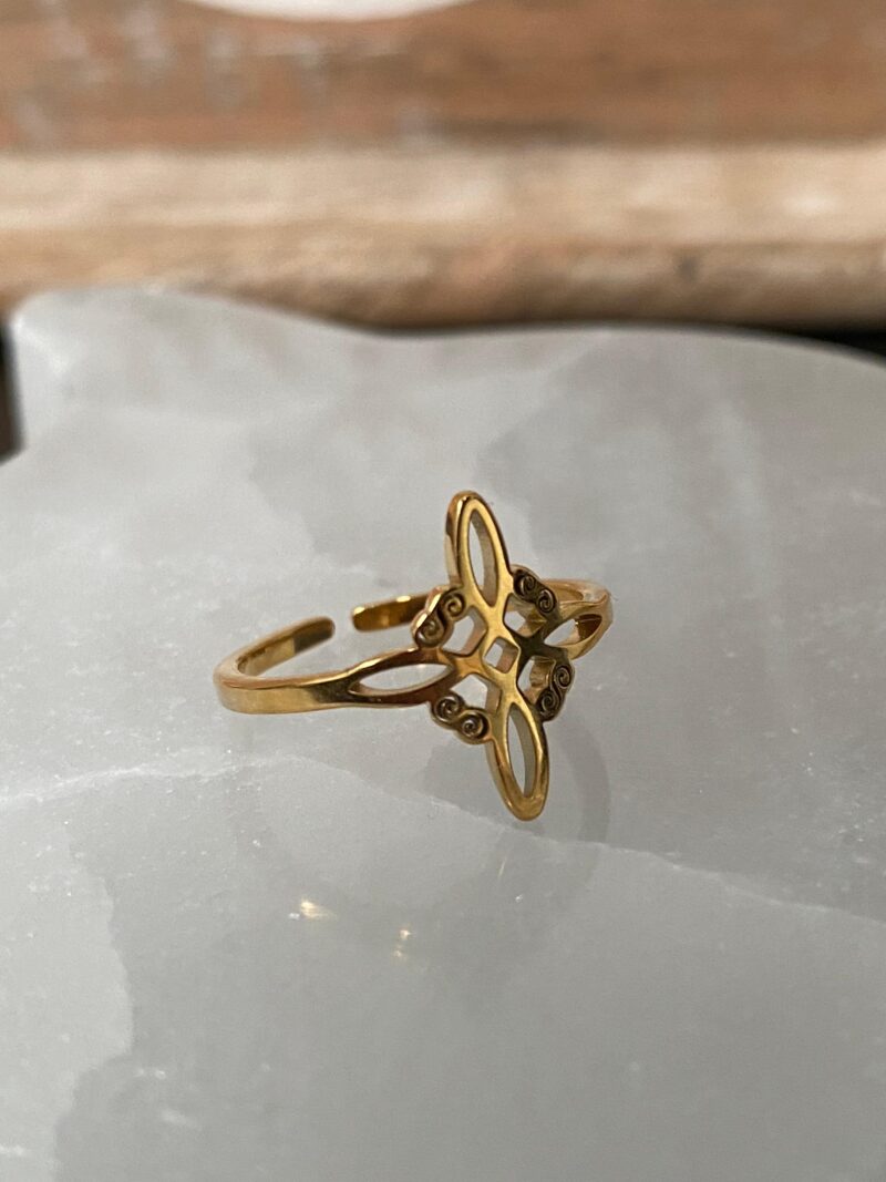 Anillo Ajustable Nudo de Bruja Acero Inoxidable Color Dorado Modelo 2 - Imagen 2