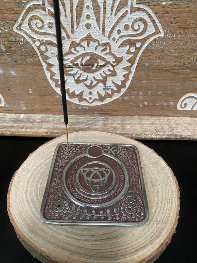 Porta Incienso Metálico con Triqueta – 9x9 cm