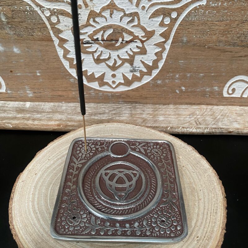 Porta Incienso Metálico con Triqueta – 9x9 cm