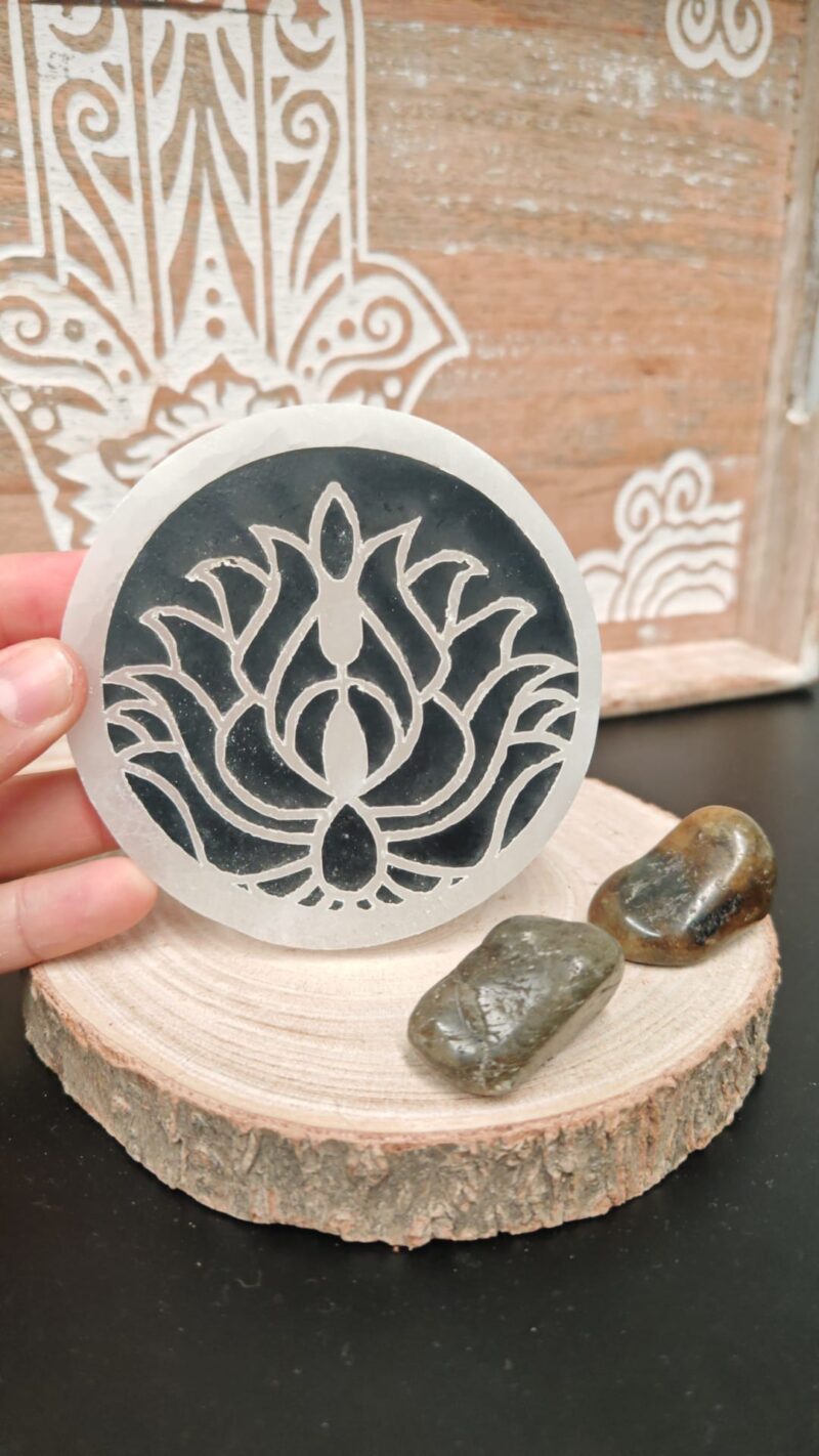 Placa Selenita Flor de Loto Oscuro - Imagen 3