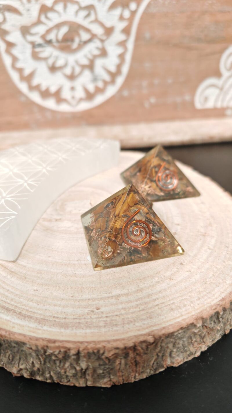 Piramide de Orgonita Ojo de Tigre (3,5-4 cm)