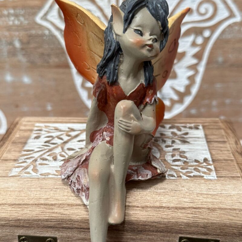 Hada Sentada Naranja