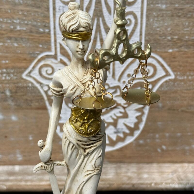 Diosa de la Justicia Pequeña 23 cm Blanca y Dorada