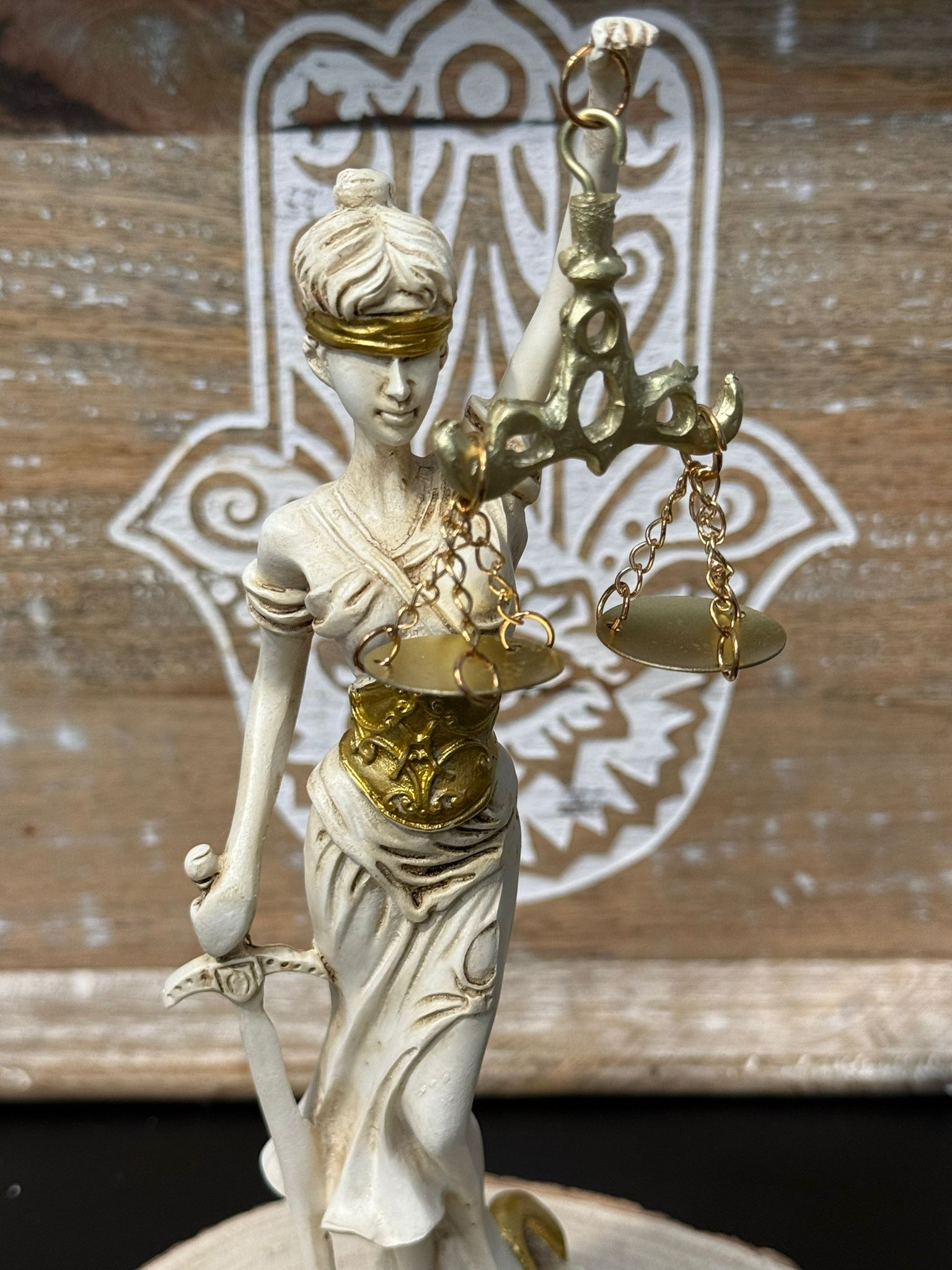 Diosa de la Justicia Pequeña 23 cm Blanca y Dorada
