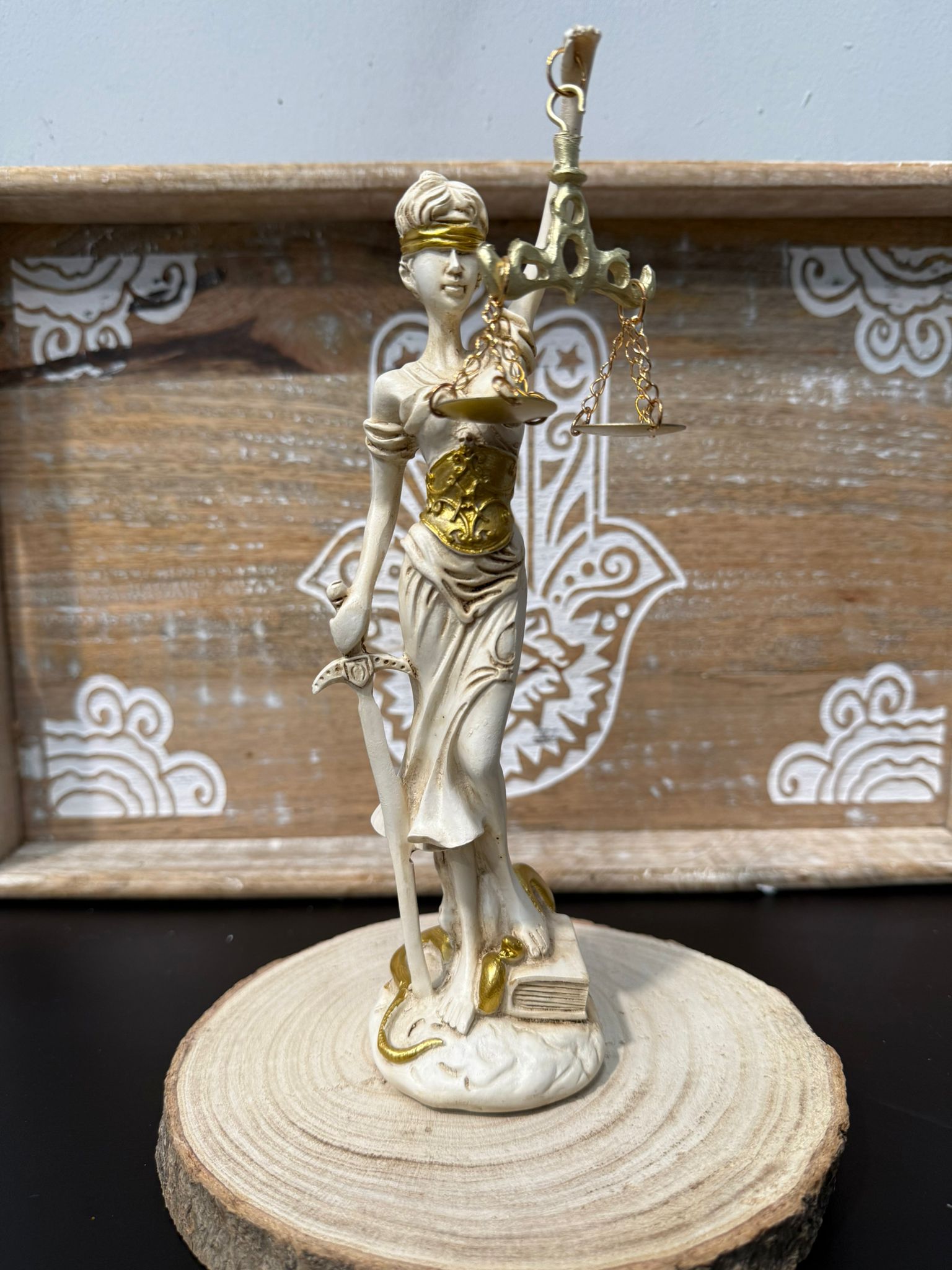 Diosa de la Justicia Pequeña 23 cm Blanca y Dorada - Imagen 2