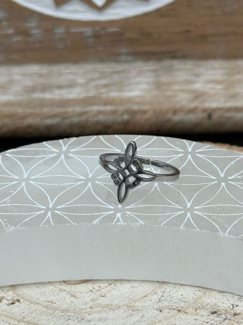 Anillo Acero Nudo de Bruja Plateado (Ajustable)