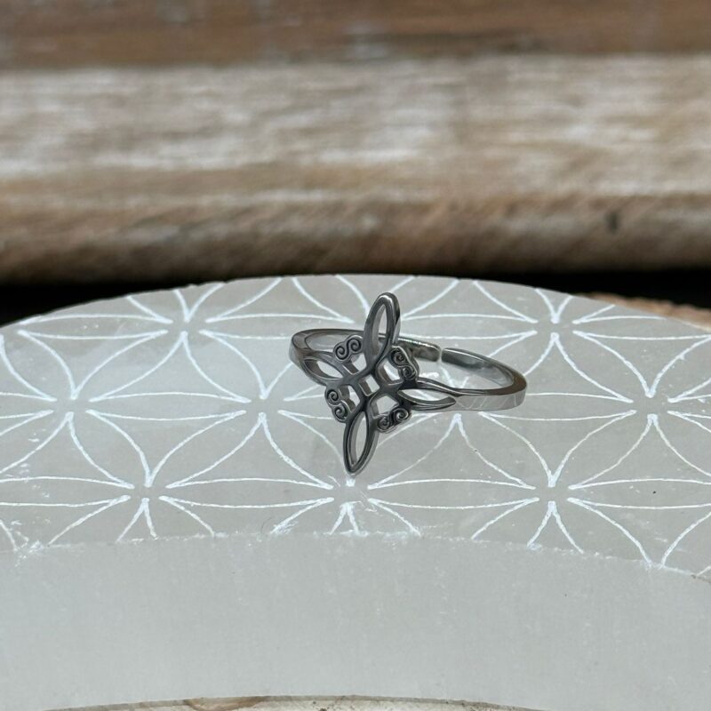 Anillo Acero Nudo de Bruja Plateado (Ajustable)