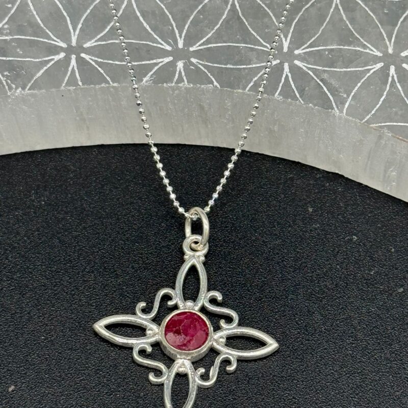 Colgante de Plata Nudo de Bruja con Coral