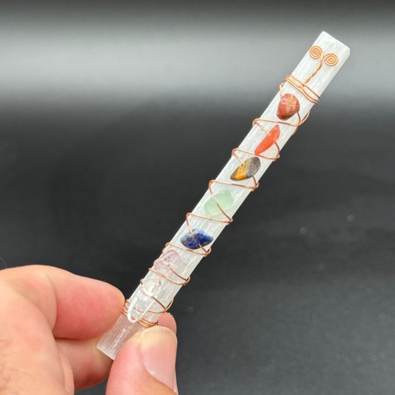 Limpiador De Energía Selenita De 10x10 Con Piedras De Los 7 Chakras