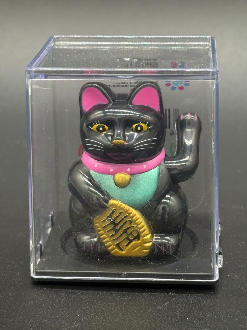 Gato de la Suerte Negro en Urna de Metacrilato - Imagen 2