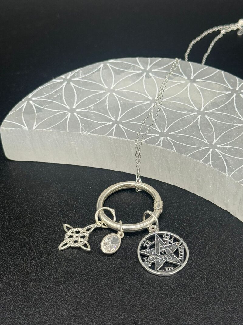 Colgante Plata  Doble Protección con Circonita (Nudo De Bruja y Tetragrámaton)