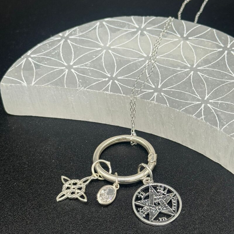 Colgante Plata  Doble Protección con Circonita (Nudo De Bruja y Tetragrámaton)