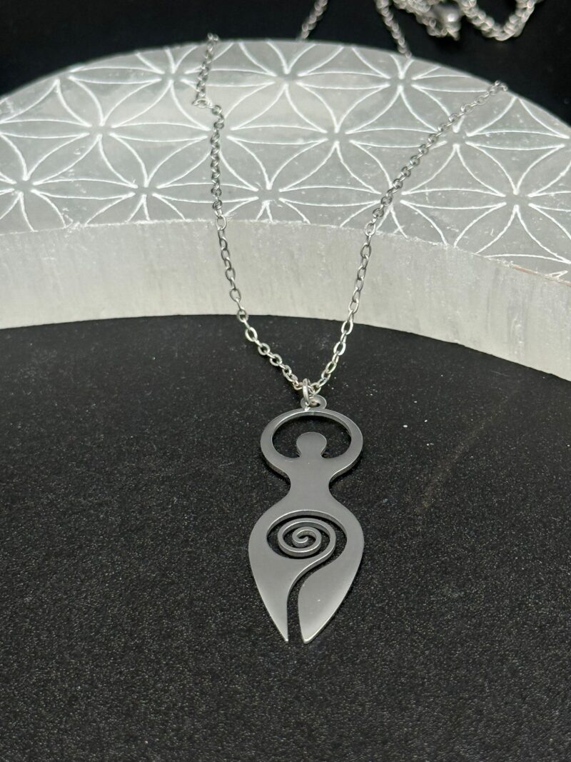 Colgante De La Diosa De La Fertilidad con Símbolo en Espiral Wicca  en Acero Plateado
