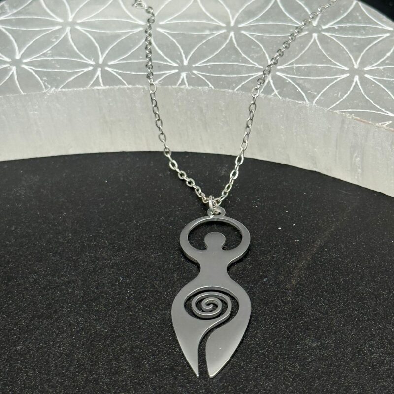 Colgante De La Diosa De La Fertilidad con Símbolo en Espiral Wicca  en Acero Plateado