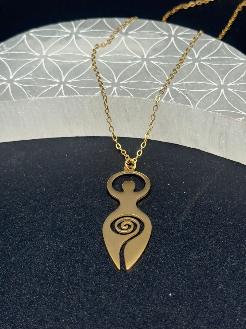 Colgante De La Diosa De La Fertilidad con Símbolo en Espiral Wicca en Acero Dorado