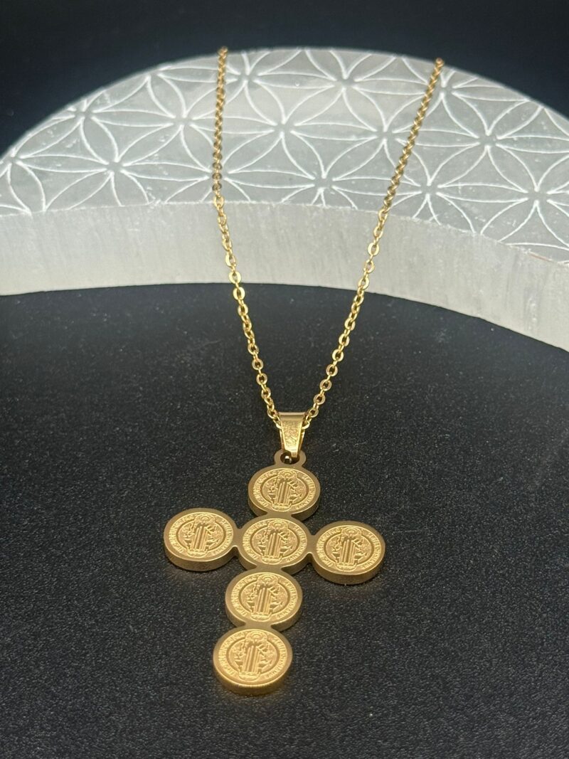 Colgante De Cruz De Medallas De San Benito En Acero Dorado