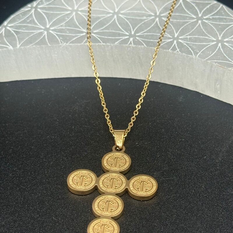 Colgante De Cruz De Medallas De San Benito En Acero Dorado