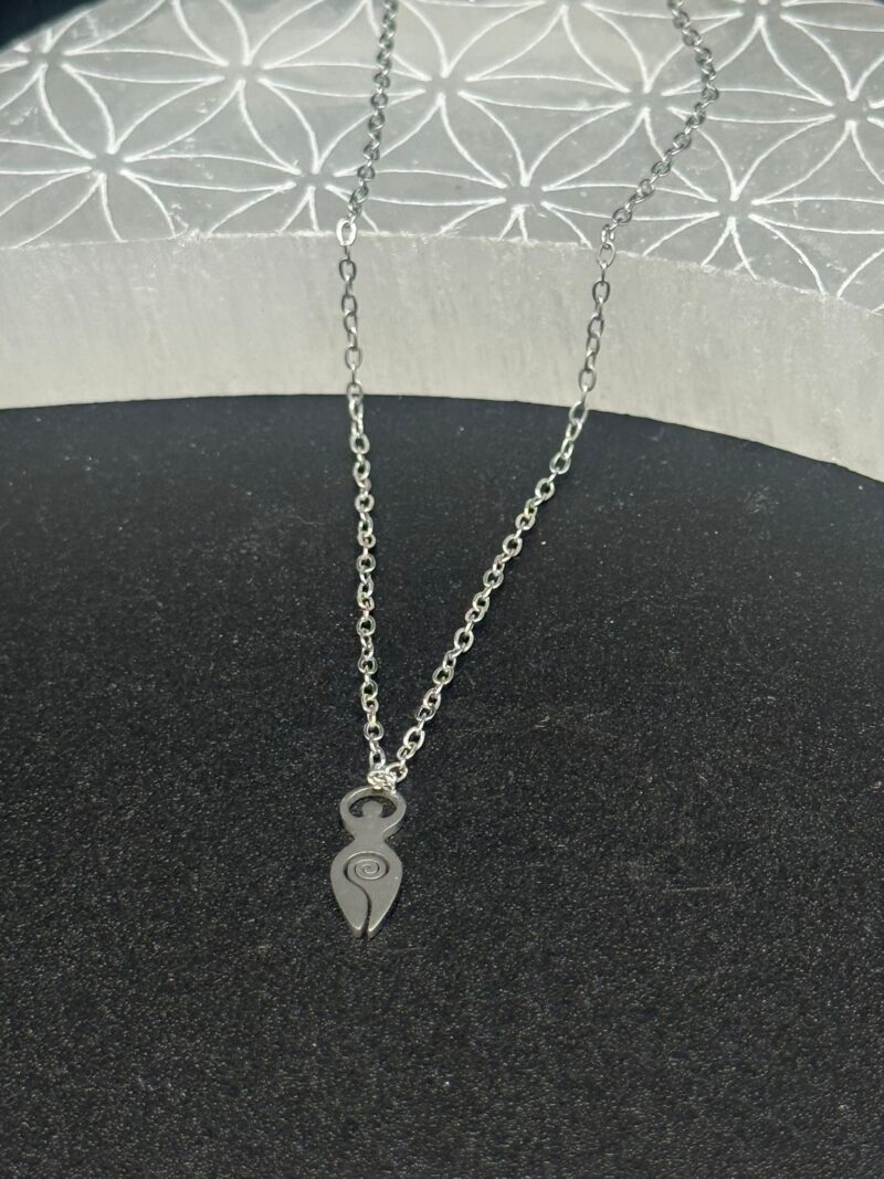 Colgante De La Diosa De La Fertilidad con Símbolo en Espiral Wicca Mini en Acero Plateado