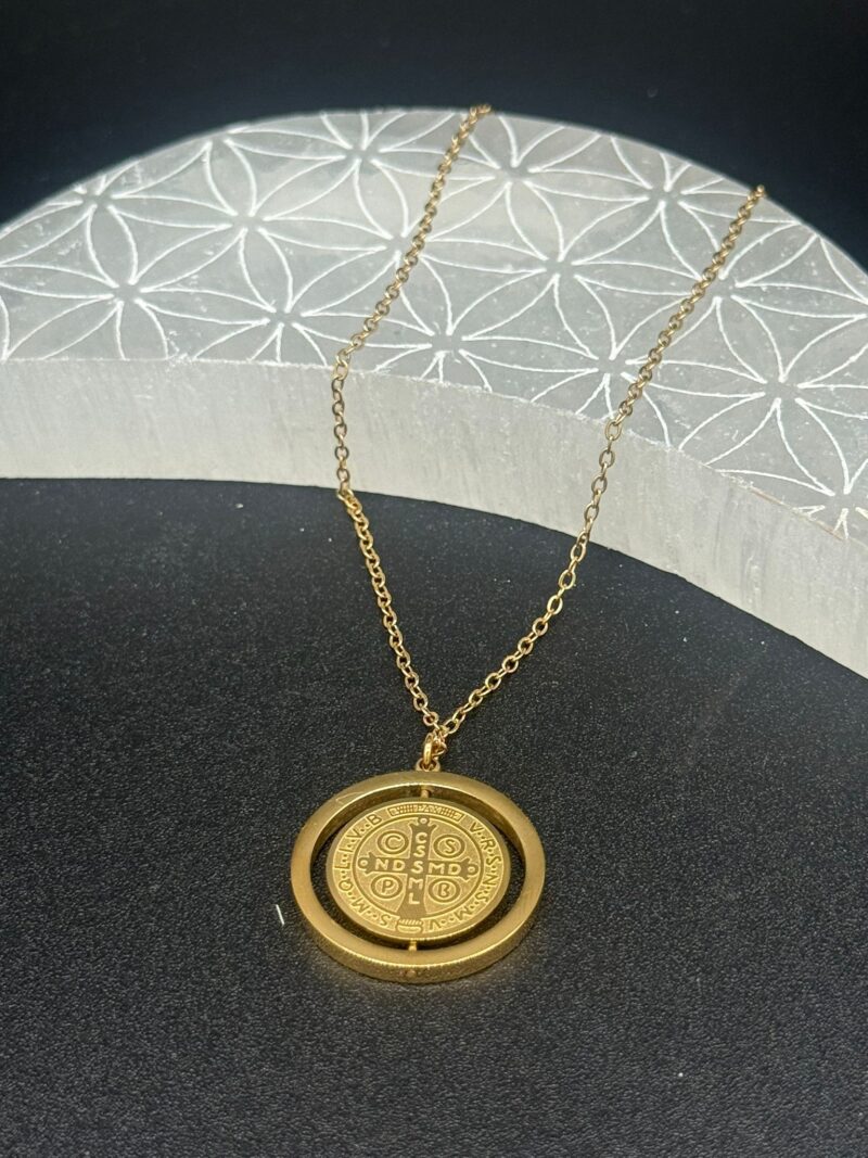 Colgante de San Benito De Acero Dorado