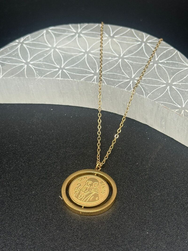 Colgante de San Benito De Acero Dorado - Imagen 2