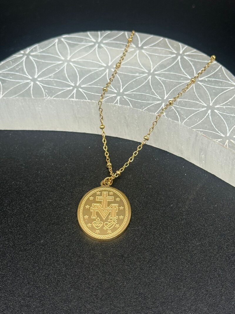 Colgante De Nuestra Señora De Guadalupe  en Acero Dorado