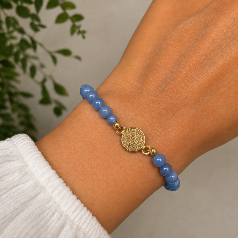 Pulsera de Cuarzo Azul con San Benito 6 mm